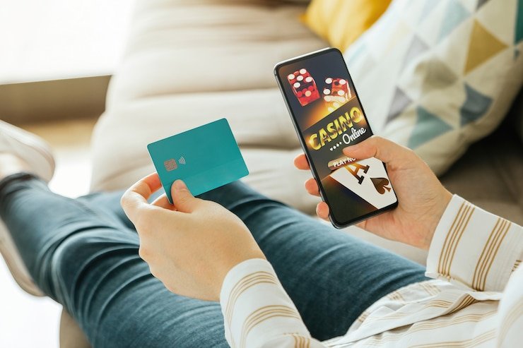 Antarmuka aplikasi mobile lawak899 menampilkan pilihan sportsbook dan kasino langsung